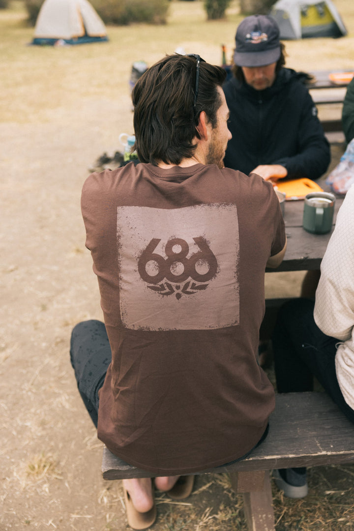 686 Knockout Imprint Authentic S/S Tee — CHOCOLATE (vista 2)