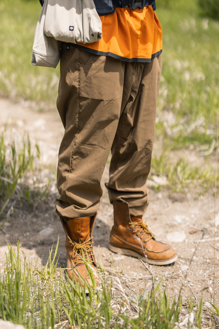 686 Men's Everywhere Featherlight Chino Pant - Relaxed Fit — DARK KHAKI (vista 2)