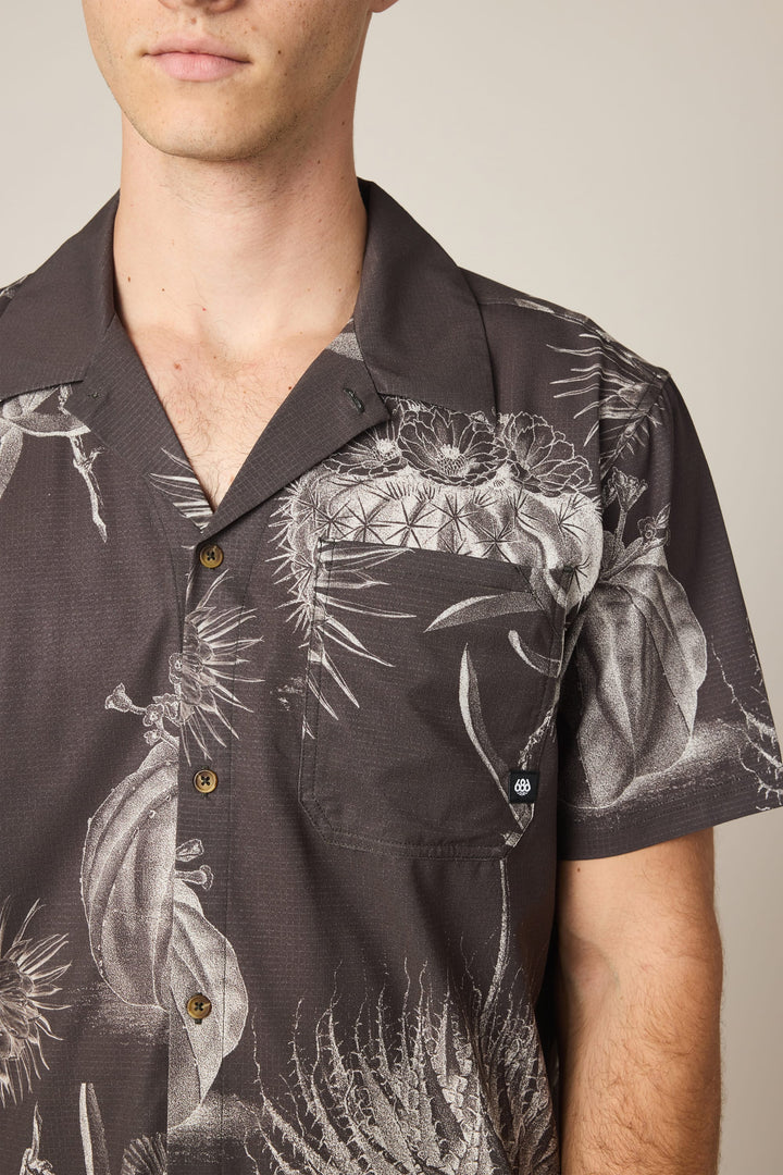 686 Men's Nomad Perforated Button Down Shirt — BLACK DESERT FLORAL (vista 2)