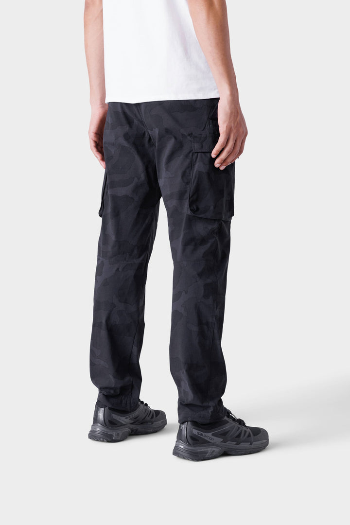 686 Men's Traveler Featherlight Cargo Pant - Wide Tapered Fit — BLACK CAMO (vista 2)