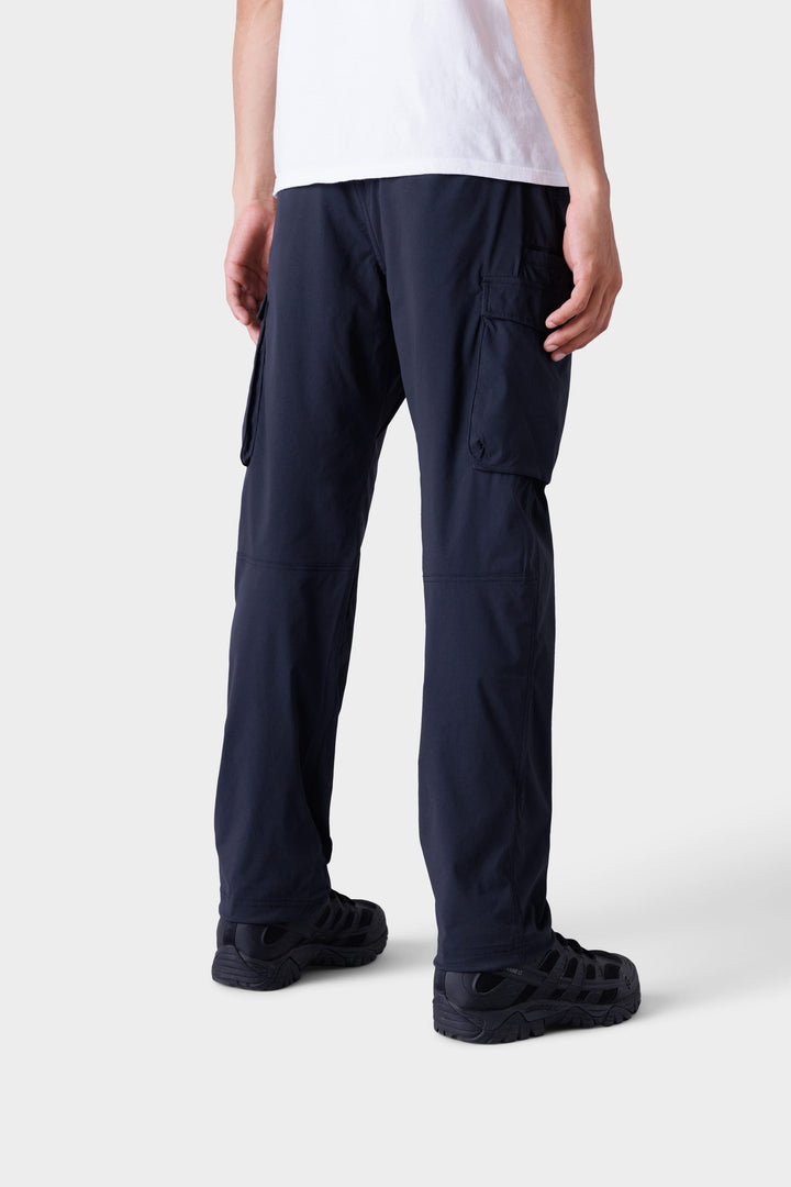 686 Men's Traveler Featherlight Cargo Pant - Wide Tapered Fit — BLACK (vista 2)